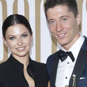 Anna Lewandowska czule przytula męża. Fani: "Ale cudny brzuszek"
