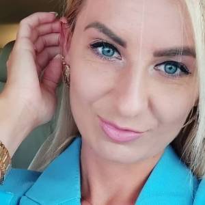 Uczestniczka "Rolnik szuka żony" w sportowym stroju pół roku po porodzie. Tak pozowała do nowych zdjęć! "Figura sztos" [ZDJĘCIA]