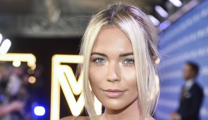 Sandra Kubicka pokazała nagi biust. Skąpy strój niewiele zasłonił [FOTO]