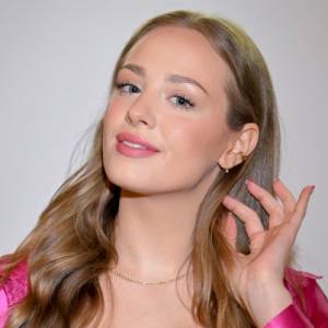 Wiktoria Gąsiewska odsłania biust w efektownej sukni: "Pozazdrościć Ci takiej urody" [FOTO]