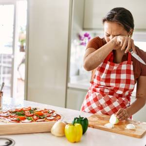 Krojenie cebuli to koszmar? Wypróbuj ten sposób!
