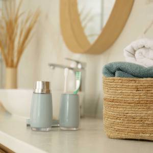 Porządek w kosmetykach: efektywna organizacja łazienki na blacie i w szufladach