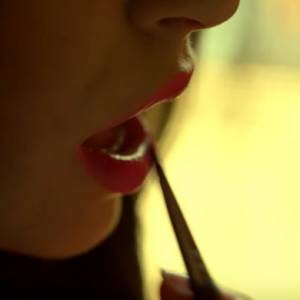 Julia Wieniawa w bieliźnie w trailerze nowego filmu Patryka Vegi. "Small World" mówi o handlu dziećmi