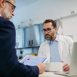 Przez kilka miesięcy stosował ekstremalną odmianę diety ketogenicznej. Zobacz, co stało się z jego rękami