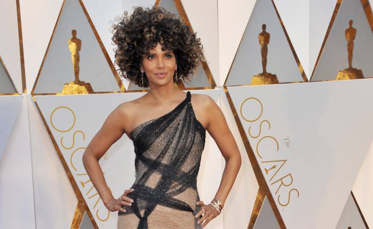 Halle Berry w bikini. Zdjęcie prosto z plaży zachwyciło fanów: "Wyglądasz fantastycznie" [FOTO]