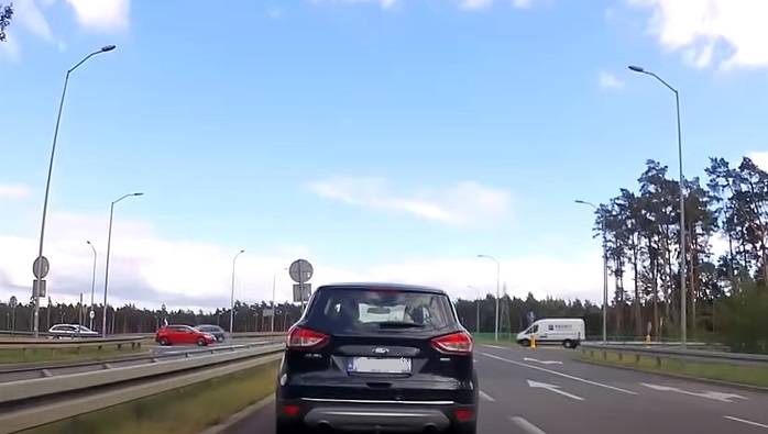 Wymuszenie, które mogło skończyć się tragicznie. "Nie widzę, ale pojadę, może się uda..." [WIDEO]