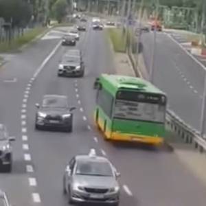 Autobus miejski jechał pod prąd po trzypasmowej drodze [WIDEO]