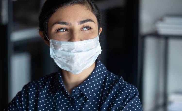 Obostrzenia już wkrótce znikną. Pozostanie tylko jedno ograniczenie. Co z maseczkami?