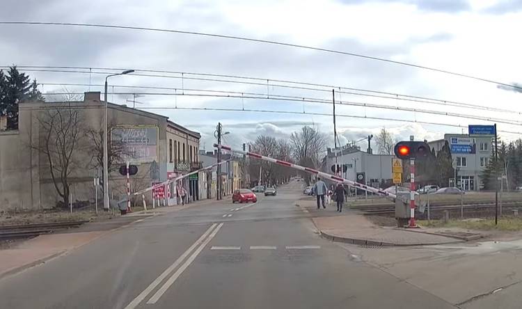 Szlaban "znokautował" kobietę na przejeździe kolejowym. "Ten film powinien być filmem edukacyjnym" [WIDEO]