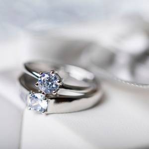 Na zaręczyny przebrana za...krzak! Niecodzienny pomysł siostry przyszłej panny młodej spodobał się internautom                                             