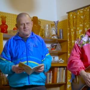 Kazik zaskakuje nową piosenką! Sprawdź "Powiedzcie, że kochacie nas" [WIDEO]