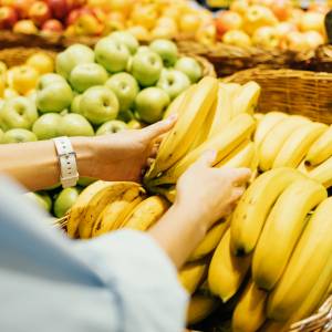 Obrał banana przed zważeniem. Internauci są oburzeni [WIDEO]