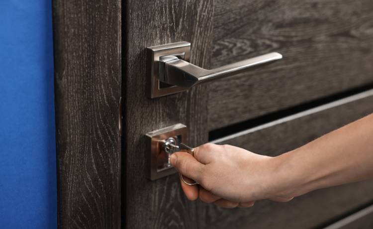 Zostawiasz klucz w zamku na noc? Popełniasz poważny błąd – eksperci alarmują, fot. Shutterstock