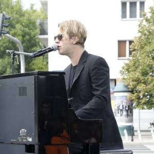 Tom Odell wystąpił na dworcu dla uchodźców. Poruszające nagranie trafiło do sieci [WIDEO]                             