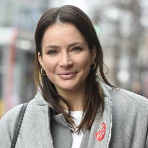 Anna Dereszowska w białej sukience. Fani komentują: "Słyszałam, że biel jest dla Panny Młodej..." [FOTO]