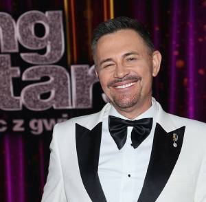 Krzysztof Ibisz na nowym filmiku. „Ja siedzący w pokoju z ludźmi młodszymi ode mnie”. To nagranie to hit!