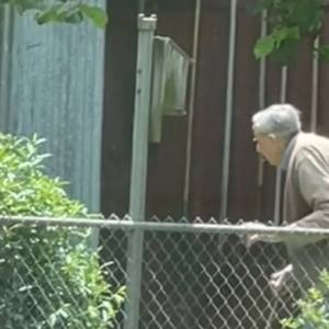 94-latek robi to codziennie! Staruszek skradł serca tysięcy internautów. "Świat potrzebuje więcej panów Billów" [WIDEO]