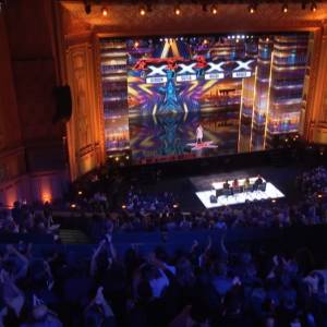 Publiczność oszalała na jej punkcie! Heidi Klum nagrodziła występ niewidomej "złotym przyciskiem" [WIDEO]