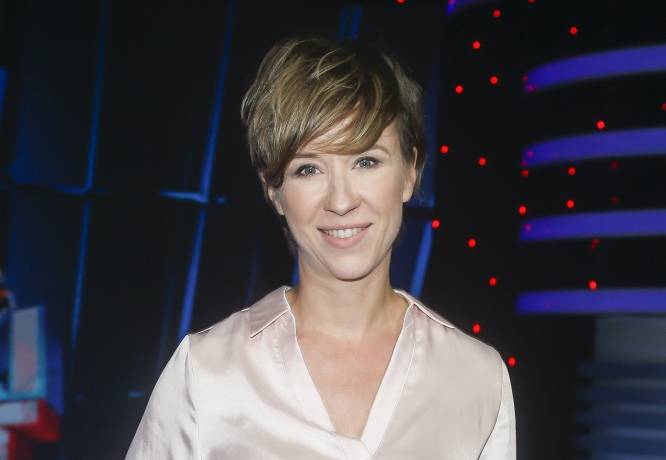 Roznegliżowana Katarzyna Ankudowicz wygrzewa się na sofie! Aktorka pozwoliła sobie na chwilę błogiego wypoczynku [FOTO]