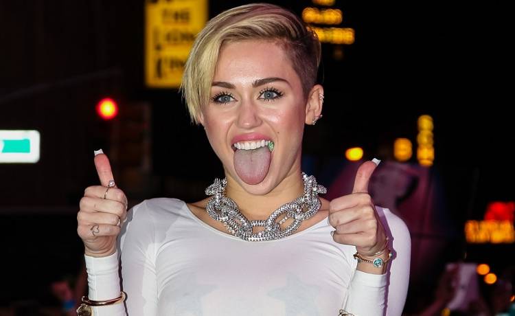 Miley Cyrus śpiewa przeboje zespołu Queen! Zaskakujące covery robią furorę w sieci [WIDEO]