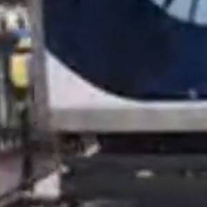 Irlandia. Ciężarówka zniszczyła bramę ambasady Rosji. W sieci pojawiło się nagranie [WIDEO]