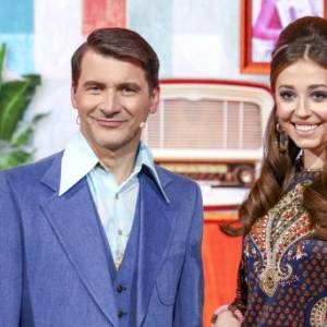 Tomasz Kammel i Izabella Krzan "przyłapani" za kulisami "Pytania na śniadanie". W ruch poszła sukienka! [ZDJĘCIE]