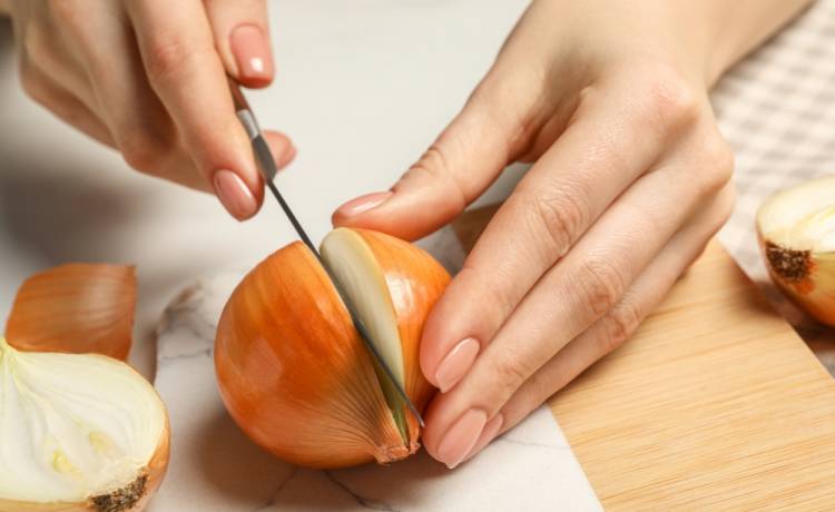 Jak kroić cebulę bez łez? Fot. Zdjęcie ilustracyjne/Shutterstock