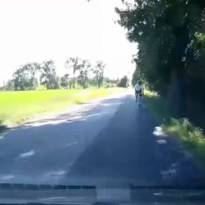 Rowerzysta jechał pod prąd i wyzywał kierowcę: "Człowiek morderca". Internauci oburzeni! [WIDEO]