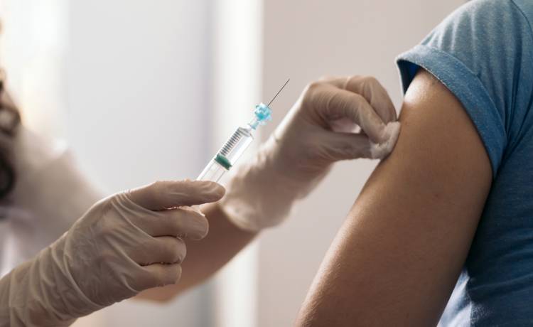 NFZ ogłasza nowość: 7 dodatkowych szczepień w aptekach. Zobacz pełną listę, fot. Shutterstock