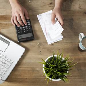 Czy przez kryzys zarobimy mniej, niż minimalna krajowa? Kontrowersyjny zapis