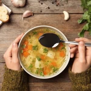Dlatego ludzie dodają go do zupy. Wystarczy łyżka i rosół smakuje obłędnie 