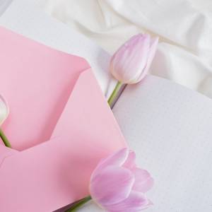 Dzień Kobiet 2022. Pomysły na prezent. Życzenia i wierszyki na Dzień Kobiet. Co to za święto?