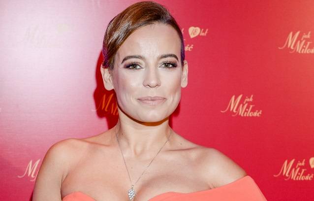 Anna Mucha podgrzewa atmosferę! Aktorka pozuje w czerwieni. Fani: "Ślicznotka" [ZDJĘCIE]