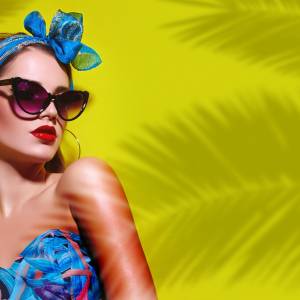 Wakacyjny makijaż 2020. Neonowa linia wodna, sztuczne piegi i wiele innych trendów!