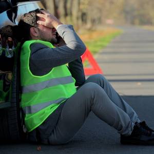 Nie wiedział, że spowodował wypadek. Nagle usłyszał niepokojące dźwięki dochodzące spod nadwozia