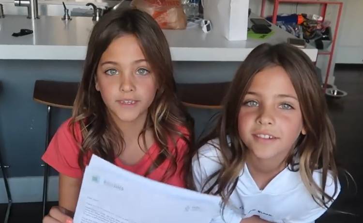 Jak po latach wyglądają "najpiękniejsze bliźniaczki świata"? Na nowym zdjęciu pozują z matką [FOTO]