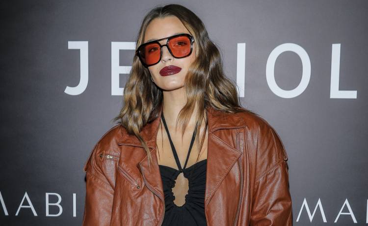 Julia Wieniawa w skąpym bikini. Pozuje bez makijażu, a fani przecierają oczy. "Jak można..." [ZDJĘCIA]