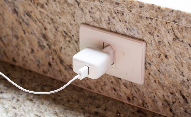 Czy ładowarka zużywa prąd, gdy zostawiamy ją w gniazdku? Odpowiedź zaskakuje