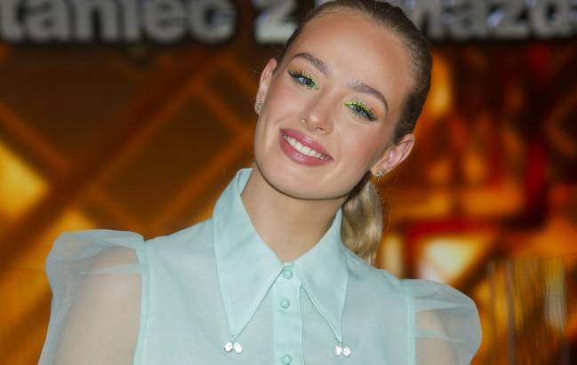 Wiktoria Gąsiewska z humorem: "[...] poprosił mnie o rękę". Aktorka na zdjęciach z planu [FOTO]