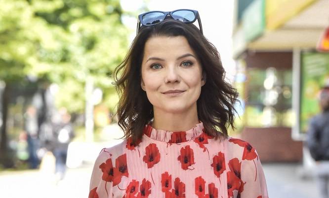 Kobieco przy stogu siana? Jabłczyńska zniewala w wiejskim wydaniu! [FOTO]