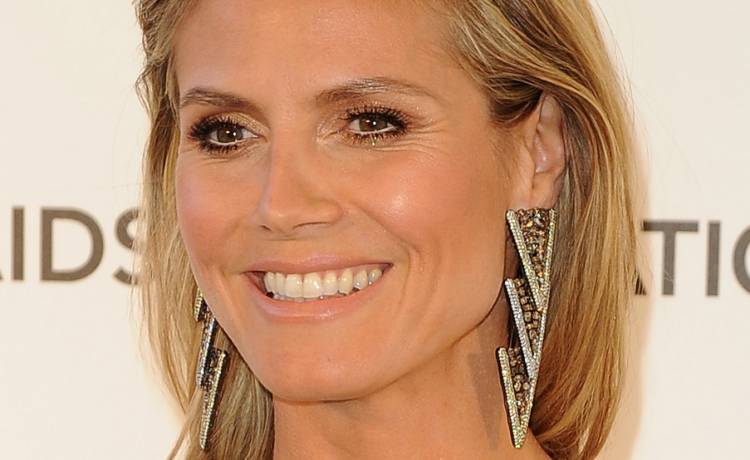 Heidi Klum rozebrała się przed obiektywem i zapozowała z torebką [FOTO] 