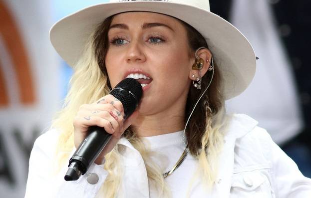 Natarczywy fan Miley Cyrus chciał ją pocałować! Interweniował mąż artystki [WIDEO]