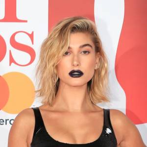 Hailey Bieber pływa w błękitnej wodzie. Żona Justina Biebera w skąpej bieliźnie!