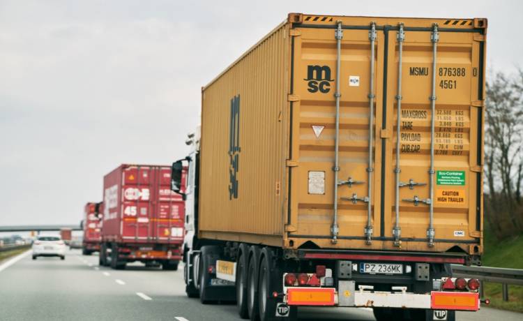 Nowe przepisy na drogach już od jutra. Kierowcy muszą uważać, fot. Shutterstock