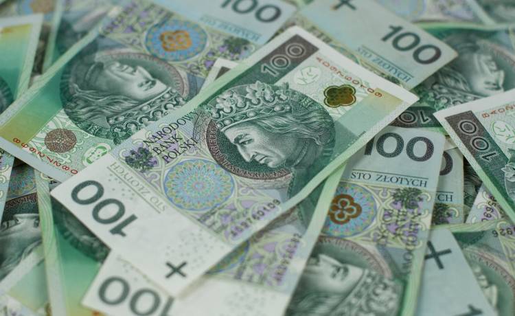 Kilka tysięcy złotych leżało na ulicy. Chwytający za serce gest jednego z przechodniów