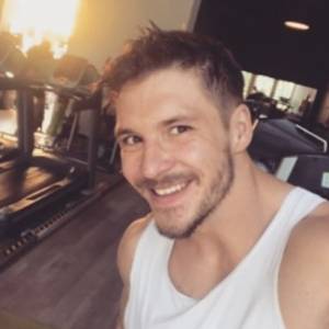 Mikołaj Roznerski rozbawił fanów zdjęciem z siłowni! Internauci komentują: "Ksiądz siłacz"