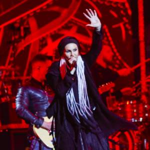 Agnieszka Chylińska w siwych włosach. Pozbyła się dredów i przeszła metamorfozę