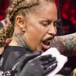 Laluna na odważnym zdjęciu w doczepionych włosach. "Petarda, ale mało podobna do siebie"