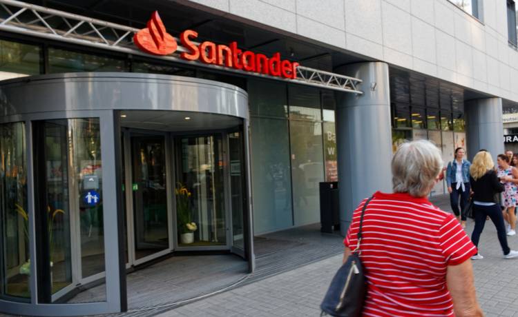 Santander Bank Polska sprzedany! Sprawdź, co czeka Twoje konto po przejęciu przez Erste, fot. Shutterstock