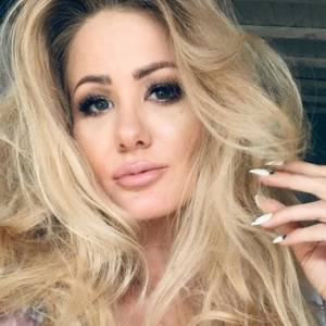 Ewa Mrozowska pręży wdzięki w mini. "Można oglądać godzinami" [WIDEO]